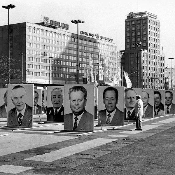 Thomas Steinert: Vorbereitung zur Abschlussdemonstration des VII. Turn- und Sportfestes,
Karl-Marx-Platz, jetzt Augustusplatz, Leipzig 1983
Piezo-Pigment-Print, 40 x 40 cm
Ed. 7, signiert, editioniert verso 

